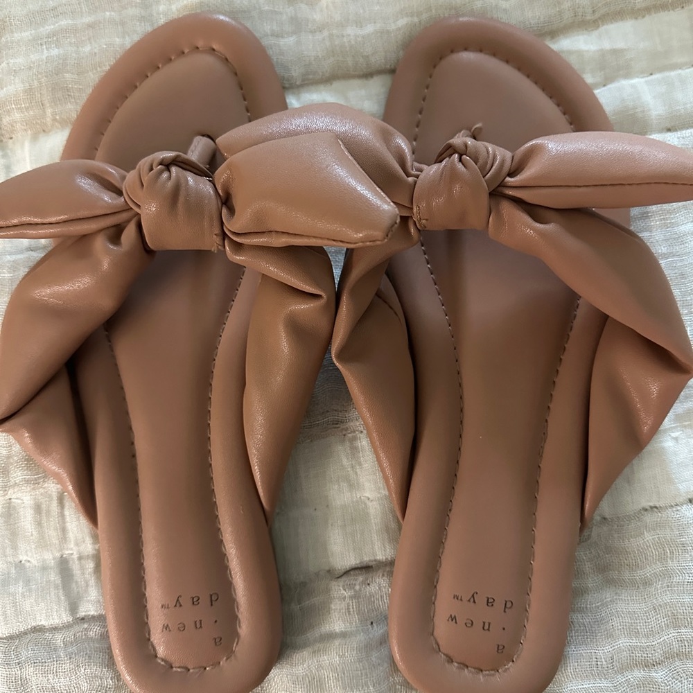 Flat bow sandals nude